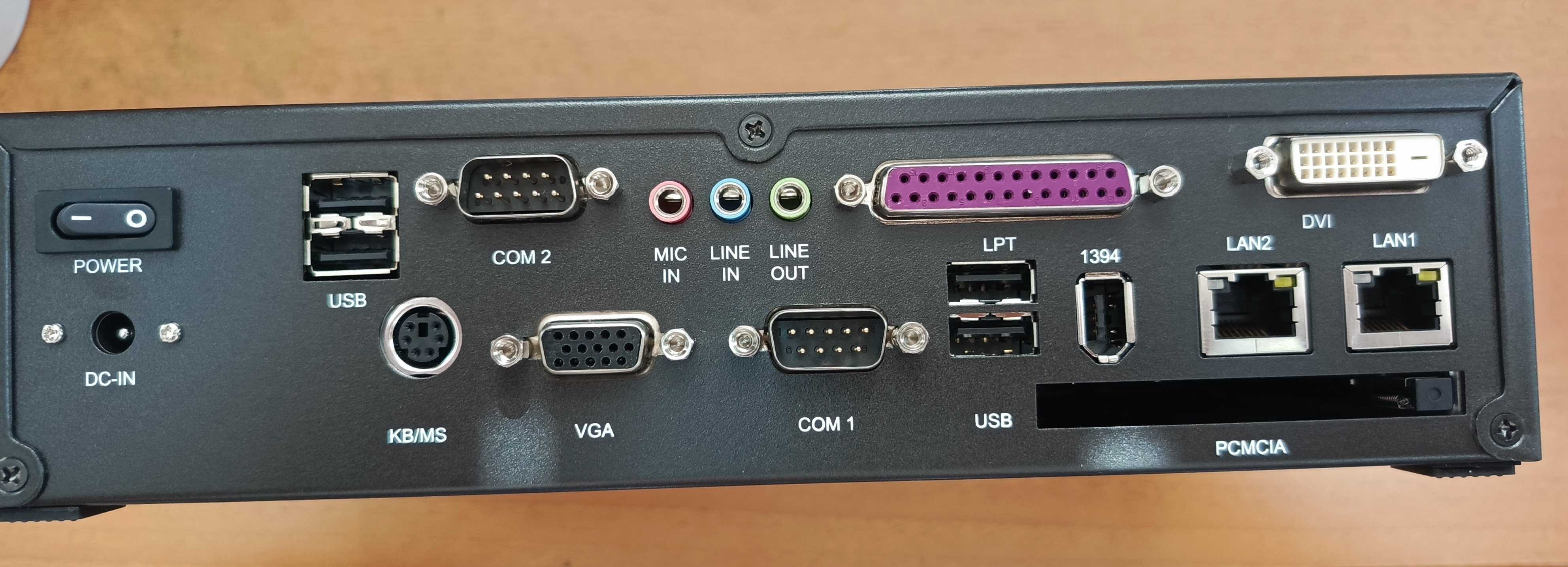В комплекте -блок питания 12V 4,16A, диск, инструкция. Требуется HDD 2.5" "EES-5718" Intel CeleronM 600 512K L2 Intel 800 , , VGA, DVI, 5.1 , LAN, CardBus, CF, 2 COM, 4